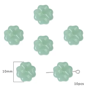 Vista dettagliata delle perle di trifoglio in vetro traslucido da 10 mm per gioielli