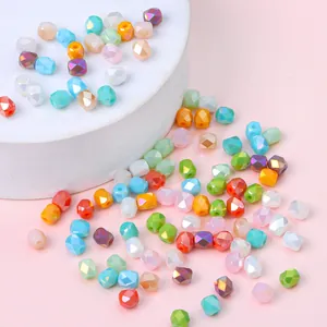 Detailopname van kleurrijke gefacetteerde kristallen kralen voor DIY sieraden maken