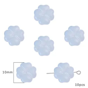Dettaglio macro che mostra perline a quadrifoglio in vetro blu ghiaccio da 10 mm