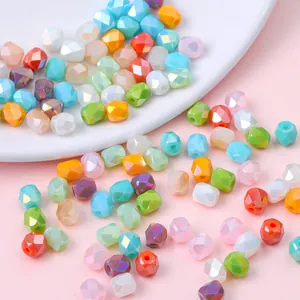 Macro-opname van gefacetteerde kleurrijke glaskralen voor DIY handgemaakte sieraden