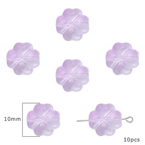 Vista dettagliata di perle a quadrifoglio in vetro viola traslucido da 10mm per gioielli.