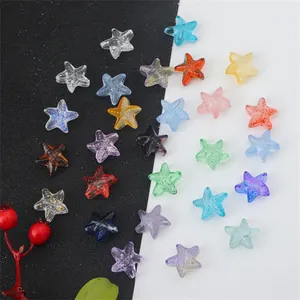Primo piano di perline colorate in vetro a forma di stella marina da 15 mm per gioielli fai-da-te