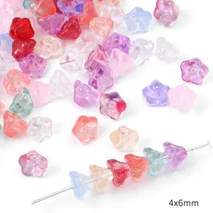 Vista detallada de cuentas de flores de vidrio mixto de 4x6mm para la bisutería DIY