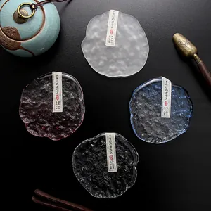 Japanische Untersetzer aus gehämmertem Glas in vier Farben für den Teegenuss