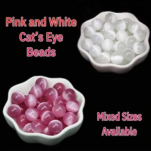 Dettaglio macro di perle occhio di gatto rosa e bianche per accessori gioielli fai-da-te