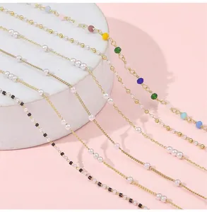 Detalle de varias cadenas de oro de 14k con perlas y cuentas de colores para joyas