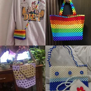 Sacs en perles acryliques colorées faits à la main dans divers styles et couleurs de bricolage