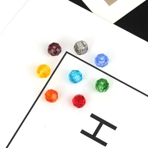 Detailaufnahme von 6 mm facettierten bunten Glaskristallperlen für den DIY-Schmuck