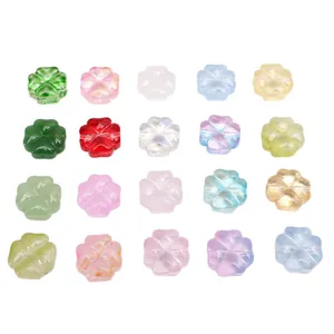 Perle a quadrifoglio in vetro colorato traslucido per gioielli fai da te.