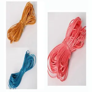 Primer plano de hilos encerados coreanos de 1mm en amarillo, azul y rosa para DIY