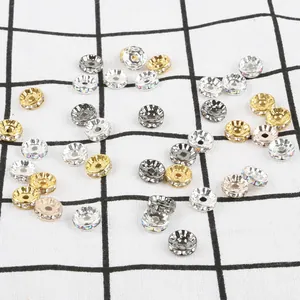 Dettaglio di perle distanziatrici rondelle con strass oro e argento per gioielli fai da te