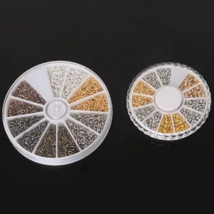 Vis à œillet en métal et perles rondes dans des boîtes de rangement pour bijoux DIY.