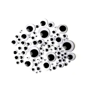 Vista macro de varios tamaños de ojos móviles autoadhesivos en blanco y negro para manualidades DIY