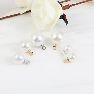 Vue détaillée de pendentifs en perles ABS de différentes tailles avec boucles dorées et argentées