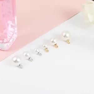 Gros plan de pendentifs en perles d'imitation ABS avec boucles dorées et argentées