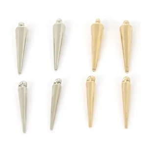 Detail van gouden en zilveren CCB plastic spike bedeltjes voor het maken van sieraden