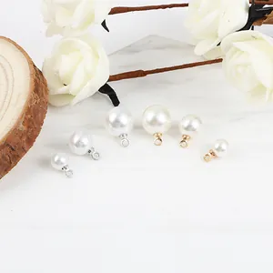 Vue détaillée de pendentifs en perles ABS blanches de tailles variées pour bijoux DIY