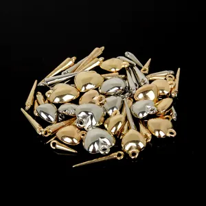 Close-up van gouden en zilveren CCB-plastic kralen in hart- en spikevorm voor DIY