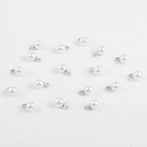 Vue détaillée de pendentifs en perles d'imitation ABS blanches avec bélières argent