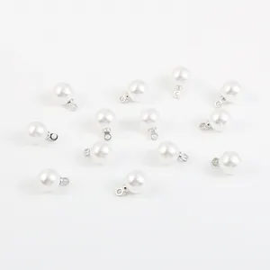 Gros plan de pendentifs en perles ABS blanches avec boucles argentées pour bijoux DIY