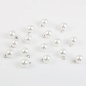 Vue rapprochée de pendentifs en perles ABS blanches pour accessoires de bijoux DIY