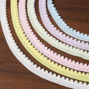 Detailansicht bunter Pastell-Polyester-Bommelborten für DIY-Näharbeiten und Dekoration.