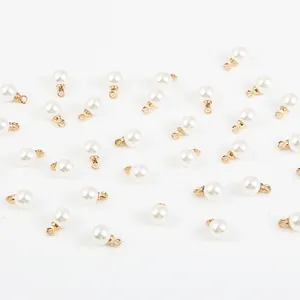 Vue détaillée de pendentifs en perles ABS blanches avec boucles dorées pour le bricolage