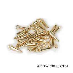 Detailopname van 4x13mm gouden CCB-plastic spike bedeltjes voor DIY-sieraden maken