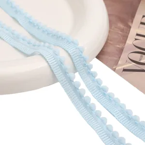 Detailansicht der hellblauen Polyester-Pom-Pom-Spitze für DIY-Bastelprojekte