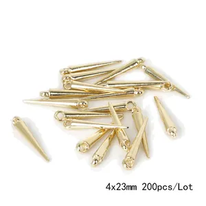 Detailopname van 4x23mm goudkleurige spike hangers voor DIY sieraden maken