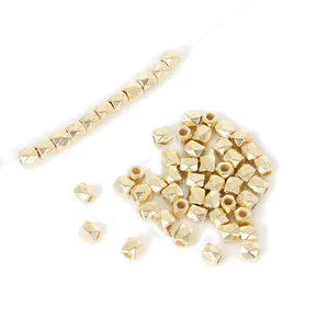 Detalle de cuentas espaciadoras CCB doradas geométricas para la creación de joyas DIY