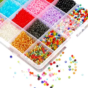 Detailansicht des 24-Gitter-Schmucksets gefüllt mit bunten, sortierten Glasperlen