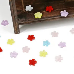 Vista macro de cuentas de flor de cerezo de acrílico para joyería DIY y accesorios