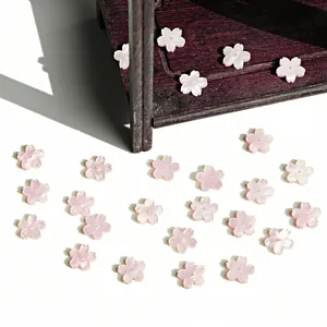 Primer plano de abalorios de flor de cerezo rosa de acrílico con purpurina para DIY
