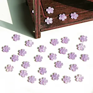 Vista de cerca de pétalos de cerezo de acrílico lila para manualidades DIY