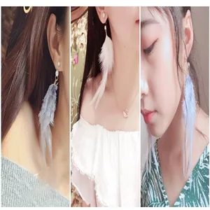 Gros plan de boucles d'oreilles en plumes élégantes portées par un mannequin en divers tons