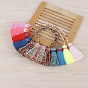 Gros plan de pompons en coton colorés faits main avec des cordes tressées complexes