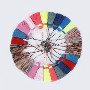 Vue détaillée de glands en coton faits à la main disposés en motif circulaire créatif