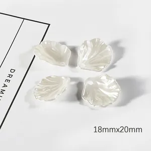 Nahaufnahme von weißen ABS-Blütenblatt-Perlen für DIY-Schmuckherstellung 18x20mm