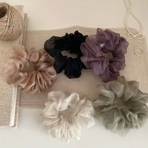 Set mit fünf eleganten Organza-Netz-Haargummis in matten, erdigen Pastellfarben