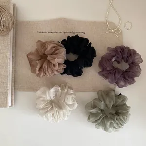 Nahaufnahme von Organza-Haargummis in eleganten, dezenten Farben