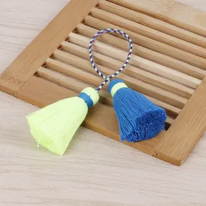Glands faits main à deux têtes avec fil de coton bicolore sur support en bambou décor