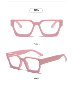 Detailansicht der rosa Brille mit dickem quadratischem Rahmen in zwei verschiedenen Winkeln