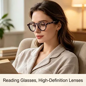 Detailansicht der trendigen Lesebrille mit dickem Schildpatt-Rahmen für Damen im modischen Look.