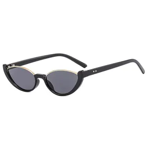 Lunettes de soleil œil de chat rétro avec monture noire et détails en métal doré