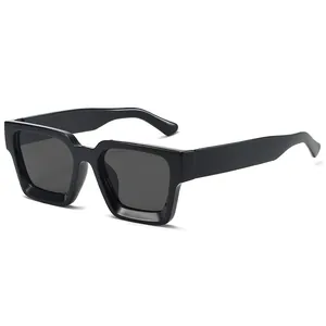 Klassische Sonnenbrille mit dickem quadratischem Rahmen und schwarzem UV400-Schutz