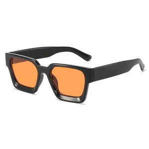 Klassische quadratische Sonnenbrille mit dicken Rahmen und orangefarbenen Gläsern