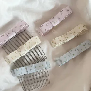 Détails de pinces et peignes à cheveux avec nœuds à fleurs de style doux pastel