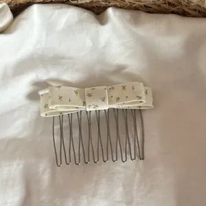 Vue détaillée du peigne à cheveux avec nœud en tissu à fleurs