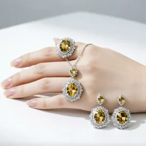 Dettaglio di un set di gioielli in cristallo giallo con collana e orecchini ovali
